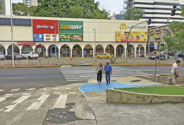La vía España ha pasado de ser el eje comercial del área bancaria de la ciudad de Panamá a encontrarse en un proceso de 'decadencia urbana'. A pesar del atractivo que aún presentan sectores cercanos como El Cangrejo u Obarrio, la zona ha perdido vitalidad frente a los centros comerciales y otros sectores de oficina como Costa del Este. Los instrumentos de planificación urbana deberían ayudar a revertir esta situación. La vía España ha pasado de ser el eje comercial del área bancaria de la ciudad de Panamá a encontrarse en un proceso de 'decadencia urbana'. A pesar del atractivo que aún presentan sectores cercanos como El Cangrejo u Obarrio, la zona ha perdido vitalidad frente a los centros comerciales y otros sectores de oficina como Costa del Este. Los instrumentos de planificación urbana deberían ayudar a revertir esta situación.