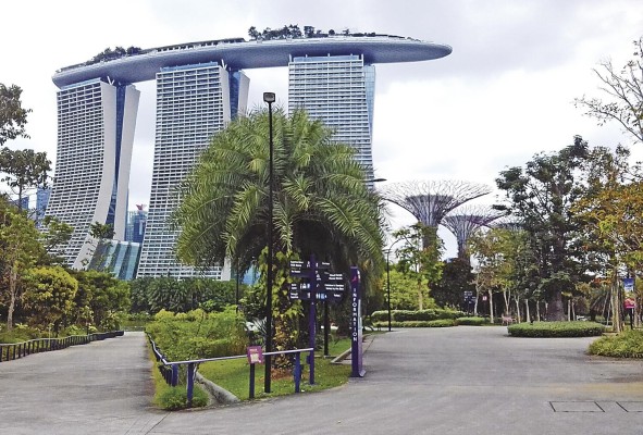 Marina Bay Sands y Gardens by the Bays. Un jardín nacional y una atracción hortícola para visitantes locales e internacionales. Marina Bay Sands y Gardens by the Bays. Un jardín nacional y una atracción hortícola para visitantes locales e internacionales.