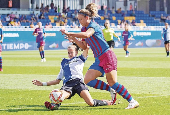 La jugadora del Deportivo Alavés Carla Armengol junto a la del FC Barcelona Alexia Putellas, en el partido de la jornada cinco de Liga de fútbol femenino. La jugadora del Deportivo Alavés Carla Armengol junto a la del FC Barcelona Alexia Putellas, en el partido de la jornada cinco de Liga de fútbol femenino.