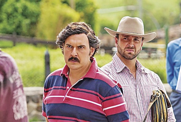 El actor Andrés Parra (Pablo Escobar) y Joavany Álvarez (Pedro Motoa), durante una escena de 'Escobar, el patrón del mal'. El actor Andrés Parra (Pablo Escobar) y Joavany Álvarez (Pedro Motoa), durante una escena de 'Escobar, el patrón del mal'.
