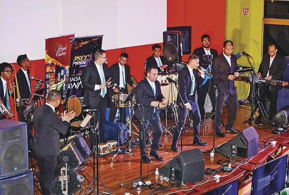 Orquesta Son del tumbao, durante un concierto. Orquesta Son del tumbao, durante un concierto.