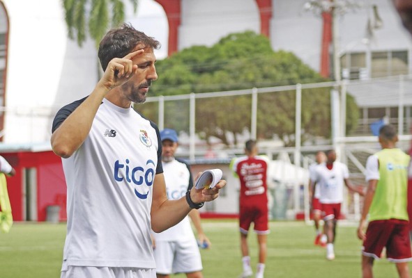 David Dóniga, técnico de la sub-23 y asistente de la selección mayor, aplicando los apuntes de su libreta. David Dóniga, técnico de la sub-23 y asistente de la selección mayor, aplicando los apuntes de su libreta.