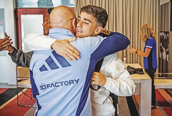 El seleccionador nacional Luis de la Fuente saluda a Gavi a su llegada a la concentración española. El seleccionador nacional Luis de la Fuente saluda a Gavi a su llegada a la concentración española.
