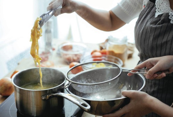 La academia catalana de gastronomía y nutrición define el arte culinario o arte de guisar, como el modo grato de satisfacer el hambre, y a la gastronomía como la herramienta para lograrlo. La academia catalana de gastronomía y nutrición define el arte culinario o arte de guisar, como el modo grato de satisfacer el hambre, y a la gastronomía como la herramienta para lograrlo.