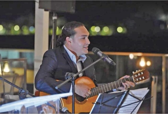 El artista, además de cantar también toca varios instrumentos. El artista, además de cantar también toca varios instrumentos.