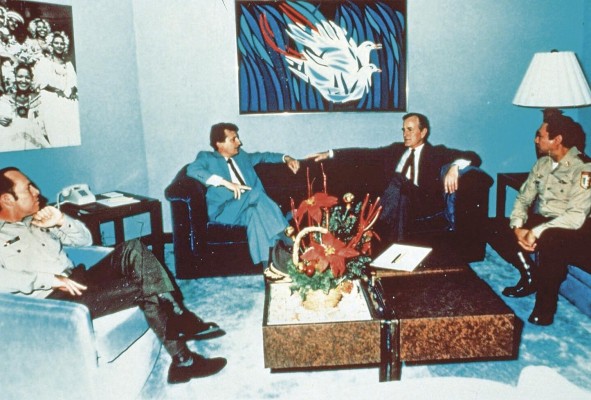 Imagen del breve encuentro entre George Bush, Ricardo De la Espriella, Manuel Antonio Noriega y Roberto Díaz Herrera en el aeropuerto de Tocumen. La foto trascendió en diversos medios nacionales e internacionales. Imagen del breve encuentro entre George Bush, Ricardo De la Espriella, Manuel Antonio Noriega y Roberto Díaz Herrera en el aeropuerto de Tocumen. La foto trascendió en diversos medios nacionales e internacionales.