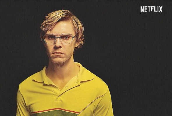 La serie producida por Ryan Murphy y estrenada en Netflix habla sobre la vida del asesino en serie Jeffrey Dahmer, mientras busca equilibrar la realidad de las familias de las víctimas entre 1970 y 1991. La serie producida por Ryan Murphy y estrenada en Netflix habla sobre la vida del asesino en serie Jeffrey Dahmer, mientras busca equilibrar la realidad de las familias de las víctimas entre 1970 y 1991.