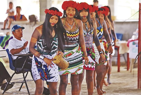 Arimaes muestran su cultura y sus danzas. Arimaes muestran su cultura y sus danzas.