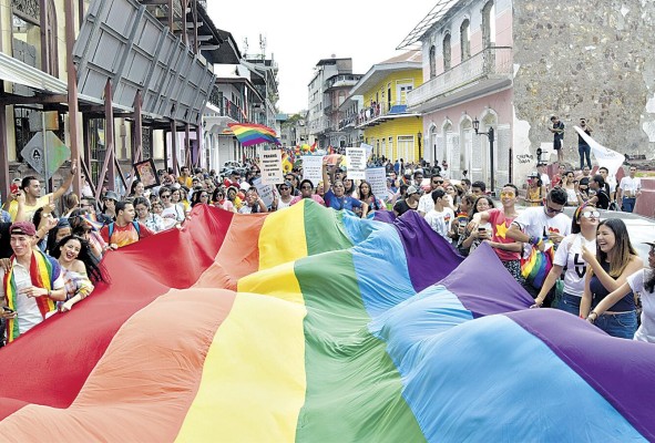 Marcha del orgullo gay, la primera se efectuó en 2005 y contó con 100 participantes, desde entonces se realiza cada año en Panamá Marcha del orgullo gay, la primera se efectuó en 2005 y contó con 100 participantes, desde entonces se realiza cada año en Panamá