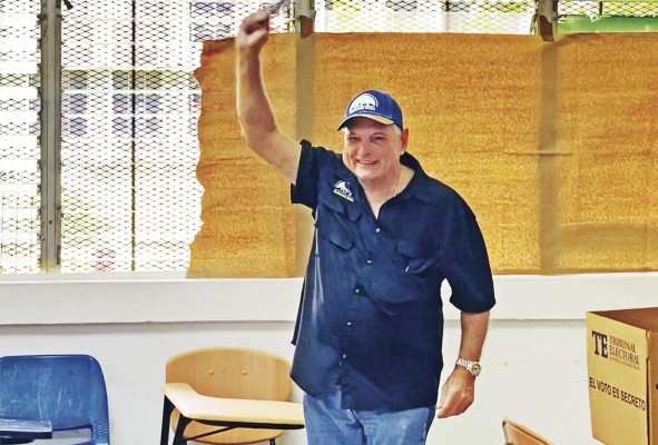 Ricardo Martinelli acude a votar en las primarias de su partido. Ricardo Martinelli acude a votar en las primarias de su partido.