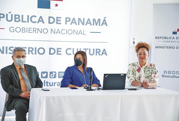 El secretario general de MiCultura, Ismael Herrera; la directora nacional de las Artes, Isabel Pérez de Burgos, y Norma Marlen Velasco, notaria pública El secretario general de MiCultura, Ismael Herrera; la directora nacional de las Artes, Isabel Pérez de Burgos, y Norma Marlen Velasco, notaria pública