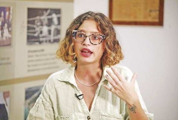 Camila Aybar Activista y consultora de Sostenibilidad. Es arrolladora, perspicaz, comunicadora, crítica, y por qué no decirlo, rehúye de lo tonto y banal muy típico en redes sociales. “En la sostenibilidad, como es tan nueva en Panamá, hay muchos grises; tal vez en otros países sí será blanco o negro. Hay muchas organizaciones que simplemente por ignorancia utilizan un sello que ellos mismos crean, en vez de legitimar sus productos por certificados internacionales”. Camila Aybar Activista y consultora de Sostenibilidad. Es arrolladora, perspicaz, comunicadora, crítica, y por qué no decirlo, rehúye de lo tonto y banal muy típico en redes sociales. “En la sostenibilidad, como es tan nueva en Panamá, hay muchos grises; tal vez en otros países sí será blanco o negro. Hay muchas organizaciones que simplemente por ignorancia utilizan un sello que ellos mismos crean, en vez de legitimar sus productos por certificados internacionales”.
