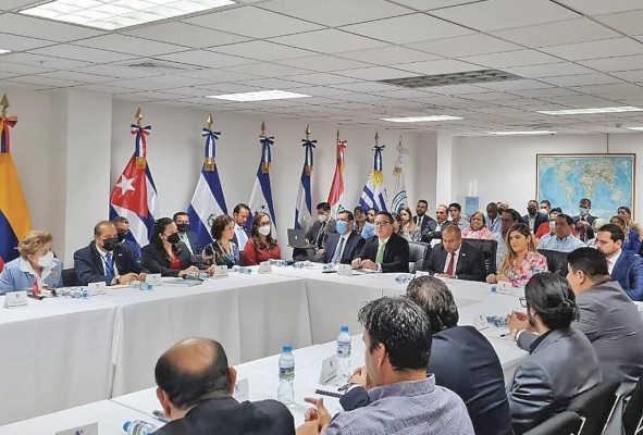 Los gremios en la reunión de actualización de la Ley 57 de Marina Mercante. Los gremios en la reunión de actualización de la Ley 57 de Marina Mercante.