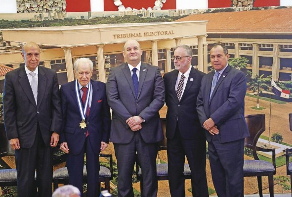 El ilustre panameño es el tercero en recibir esta distinción. El ilustre panameño es el tercero en recibir esta distinción.
