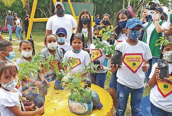 Actividades como la reforestación se practican dentro del parque. Actividades como la reforestación se practican dentro del parque.