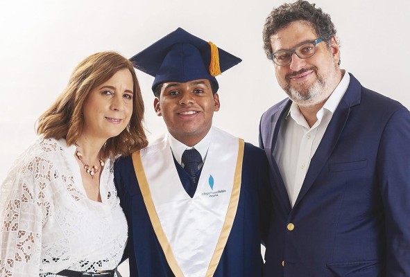 El rabino Gustavo Kraselnik con su esposa Ruthy Kraselnik y su hijo. El rabino Gustavo Kraselnik con su esposa Ruthy Kraselnik y su hijo.