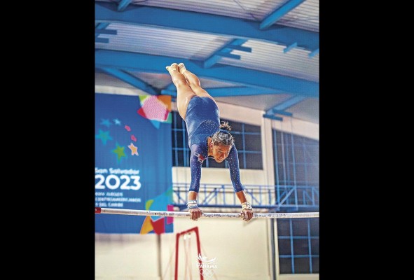 Karla Navas se llevó una presea de oro y dos de plata en forma individual, una de ellas en las barras asimétricas. Karla Navas se llevó una presea de oro y dos de plata en forma individual, una de ellas en las barras asimétricas.