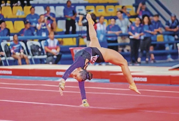 Lana Herrera, una de las clasificadas para los Panamericanos, hace trabajo de piso en los juegos de San Salvador. Lana Herrera, una de las clasificadas para los Panamericanos, hace trabajo de piso en los juegos de San Salvador.