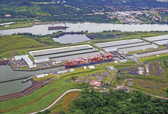 El canal de Panamá, la única vía acuática internacional que se nutre del agua de lluvia y de los ríos para el paso de barcos entre el Atlántico y el Pacífico. El canal de Panamá, la única vía acuática internacional que se nutre del agua de lluvia y de los ríos para el paso de barcos entre el Atlántico y el Pacífico.
