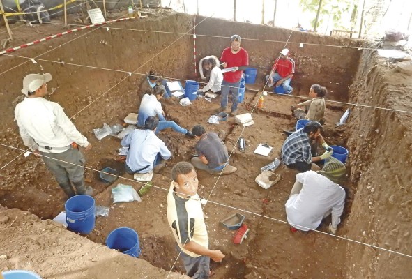 Trabajo de campo del proyecto en el Archipiélago de las Perlas, asociado con las actividades de campo en la Playa Don Bernardo, donde se localizó el sitio más antiguo de las islas de plataforma del Pacífico (6200 años). Trabajo de campo del proyecto en el Archipiélago de las Perlas, asociado con las actividades de campo en la Playa Don Bernardo, donde se localizó el sitio más antiguo de las islas de plataforma del Pacífico (6200 años).