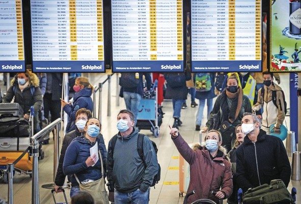 Viajeros fueron registrados este jueves en el Aeropuerto Internacional de Schiphol, en Amsterdam (Países Bajos) Viajeros fueron registrados este jueves en el Aeropuerto Internacional de Schiphol, en Amsterdam (Países Bajos)