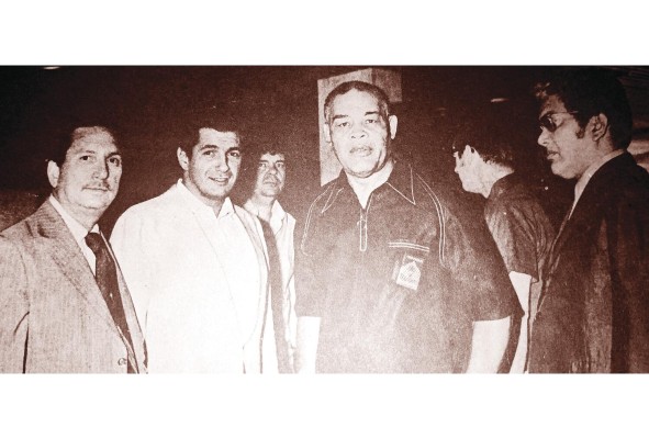 Córdova y Sánchez (der.) con el promotor argentino Tito Lectoure y el excampeón Joe Louis, en Panamá en 1974. Córdova y Sánchez (der.) con el promotor argentino Tito Lectoure y el excampeón Joe Louis, en Panamá en 1974.