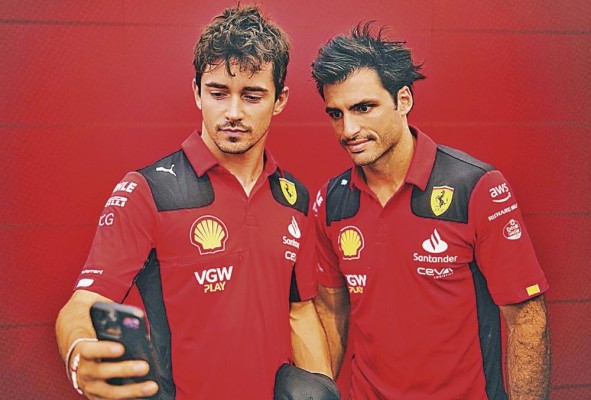 Leclerc (i.) y Carlos Sainz (d.), pilotos de la escudería Ferrari Leclerc (i.) y Carlos Sainz (d.), pilotos de la escudería Ferrari
