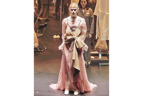 Alessandro Michele (Gucci) apostó por un estilo de estética ecléctica y barroca. Alessandro Michele (Gucci) apostó por un estilo de estética ecléctica y barroca.