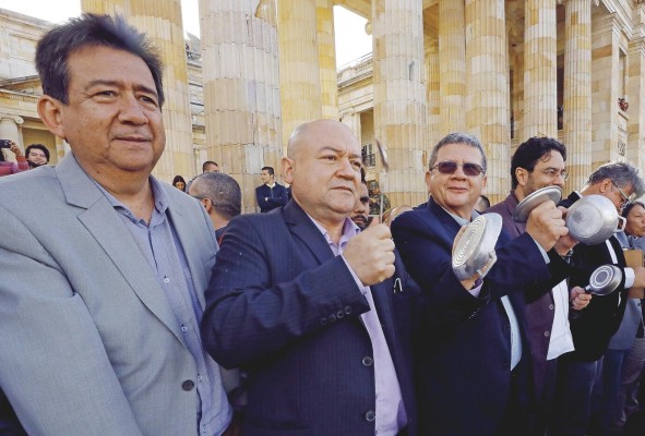 Orjuela acompañado de otros dirigentes en una manifestación del 16 de diciembre. Orjuela acompañado de otros dirigentes en una manifestación del 16 de diciembre.