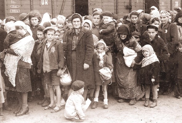 Según historiadores, el 60% de los exterminados fueron mujeres y niños. Según historiadores, el 60% de los exterminados fueron mujeres y niños.