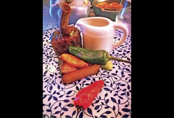 Costilla BBQ con papa bouchon y pimientos dulces Costilla BBQ con papa bouchon y pimientos dulces