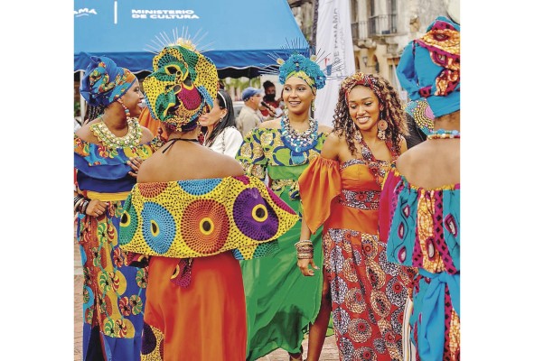 El Festival de la pollera Congo se efectúa todos los años en Portobelo. El Festival de la pollera Congo se efectúa todos los años en Portobelo.