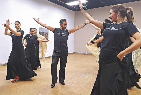 El bailaor Adrián Sánchez en su primer ensayo con el elenco. El bailaor Adrián Sánchez en su primer ensayo con el elenco.