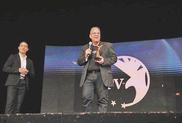 El caricaturista 'Vic', durante la premiación. El caricaturista 'Vic', durante la premiación.