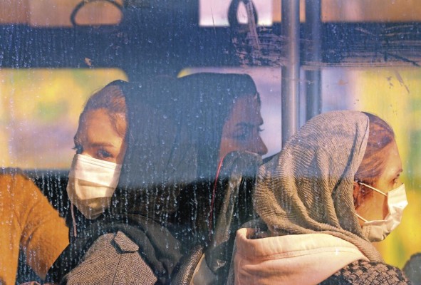 Mujeres que viajan en transporte público en Teherán utilizan máscaras para evitar el contagio. Mujeres que viajan en transporte público en Teherán utilizan máscaras para evitar el contagio.