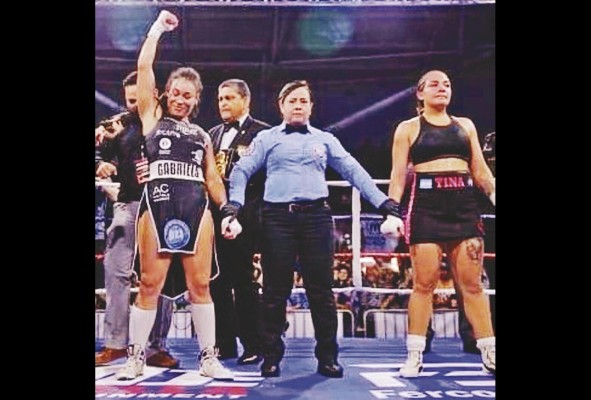 Aida actuando de árbitro en un pleito de la campeona tica Hanna Gabriels (Izq.) en Costa Rica en 2019. Aida actuando de árbitro en un pleito de la campeona tica Hanna Gabriels (Izq.) en Costa Rica en 2019.