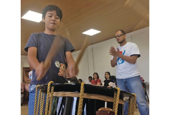 Niños y jóvenes se enfrentaron a los taiko Niños y jóvenes se enfrentaron a los taiko
