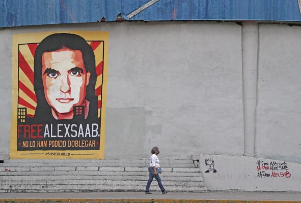 Una mujer pasa frente a un cartel y mensajes de apoyo al empresario colombo-venezolano Alex Saab en Caracas (Venezuela) Una mujer pasa frente a un cartel y mensajes de apoyo al empresario colombo-venezolano Alex Saab en Caracas (Venezuela)