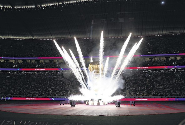 Fuegos artificiales con una representación del trofeo del Mundial de Fútbol en la inauguración del campeonato Catar 2022. Fuegos artificiales con una representación del trofeo del Mundial de Fútbol en la inauguración del campeonato Catar 2022.