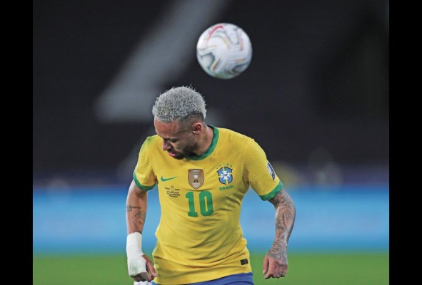 Neymar, de Brasil, recibe el balón el 5 de julio ante Perú, durante un partido por las semifinales de la Copa América en el estadio Olímpico Nilton Santos de Río de Janeiro (Brasil). Neymar, de Brasil, recibe el balón el 5 de julio ante Perú, durante un partido por las semifinales de la Copa América en el estadio Olímpico Nilton Santos de Río de Janeiro (Brasil).
