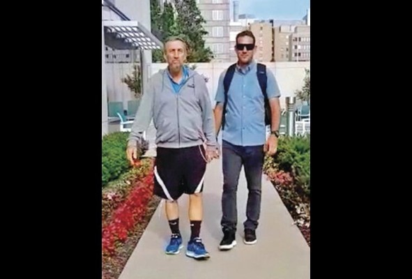 Roberto junto a su hijo en el hotel de Cleveland Clinic Roberto junto a su hijo en el hotel de Cleveland Clinic