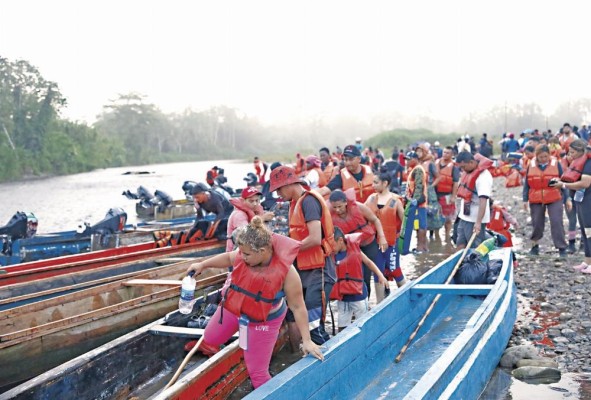 El negocio que tomó auge con la llegada de los migrantes: las piraguas. El transporte hacia Lajas Blancas cuesta $25 por persona. El negocio que tomó auge con la llegada de los migrantes: las piraguas. El transporte hacia Lajas Blancas cuesta $25 por persona.