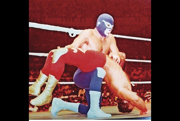 El mexicano Aníbal le hace una quebradora a Sandokan, en su encuentro de revancha. El mexicano Aníbal le hace una quebradora a Sandokan, en su encuentro de revancha.