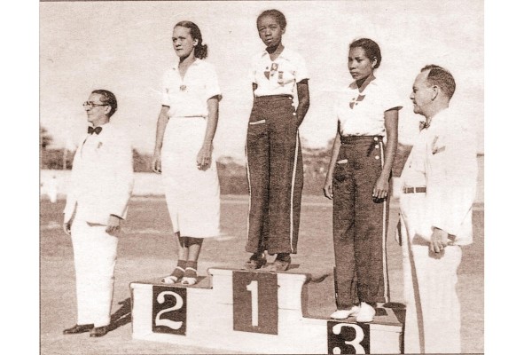 Las atletas panameñas Lilia Wilson (centro) e Isabel Sullivan (Der.) lograron las preseas de oro y bronce en el salto de altura de los Centroamericanos y del Caribe de 1938, realizados en Panamá. Las atletas panameñas Lilia Wilson (centro) e Isabel Sullivan (Der.) lograron las preseas de oro y bronce en el salto de altura de los Centroamericanos y del Caribe de 1938, realizados en Panamá.