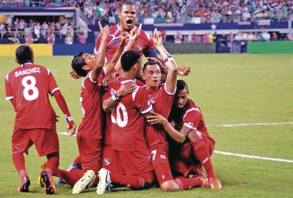 El réferi caribeño dirigió la semifinal de la Copa Oro 2013, cuando Panamá venció 2-1 a México el 24 julio, alcanzando su segunda final en este torneo. Un triunfo histórico contra los pronósticos. El réferi caribeño dirigió la semifinal de la Copa Oro 2013, cuando Panamá venció 2-1 a México el 24 julio, alcanzando su segunda final en este torneo. Un triunfo histórico contra los pronósticos.