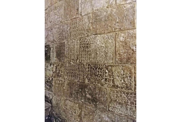 Los muros de piedra guardan tallas hechas cientos de años atrás. Los muros de piedra guardan tallas hechas cientos de años atrás.