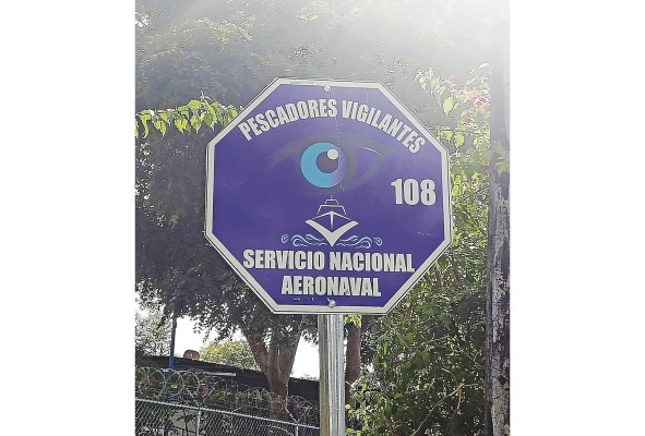 Se colocaron letreros de advertencia en muelles. Se colocaron letreros de advertencia en muelles.