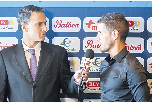 Pedro Vita, periodista, entrevista a Juan Vita, entrenador. Los hermanos se han ganado un espacio en el fútbol panameño. Pedro Vita, periodista, entrevista a Juan Vita, entrenador. Los hermanos se han ganado un espacio en el fútbol panameño.