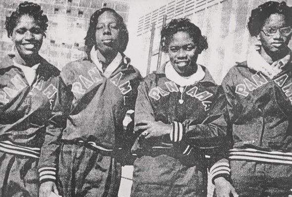 Dolores, Carlota, María y Gloria, conocidas como 'Las flechas panameñas', dominaron la clásica centuria en los Centroamericanos de México 1954. Dolores, Carlota, María y Gloria, conocidas como 'Las flechas panameñas', dominaron la clásica centuria en los Centroamericanos de México 1954.
