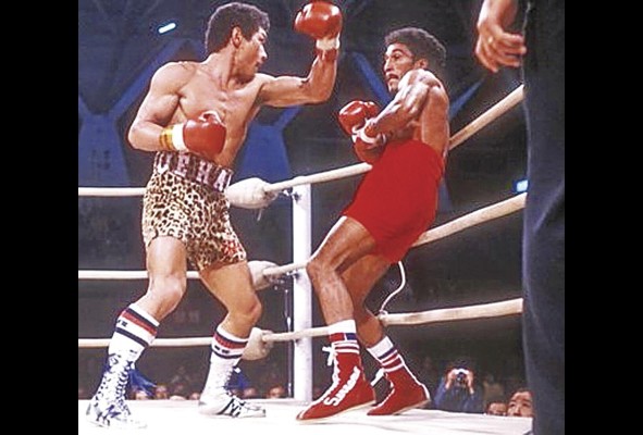 El japonés Uehara (Izq.) y el boricua Sammy Serrano (Der.) fueron los campeones súper pluma AMB, entre los años 1981 y 1982. El japonés Uehara (Izq.) y el boricua Sammy Serrano (Der.) fueron los campeones súper pluma AMB, entre los años 1981 y 1982.